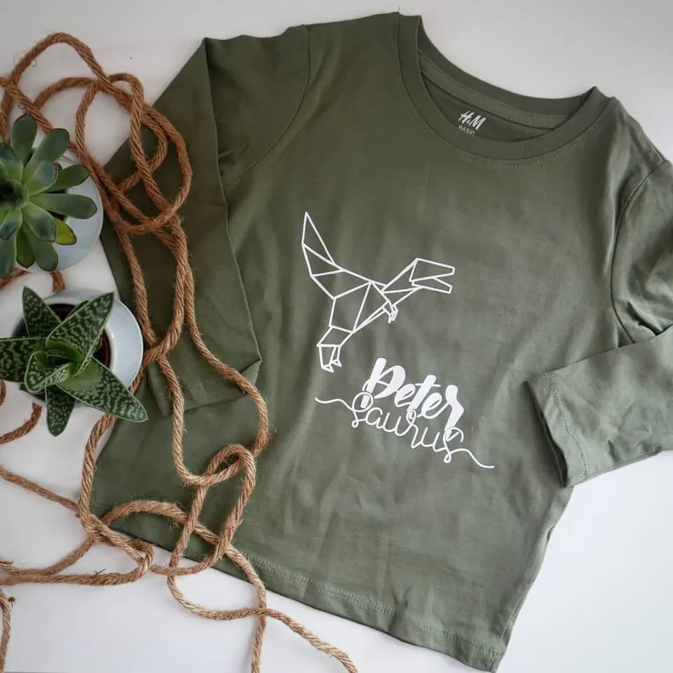 Olivgrünes Shirt mit gezeichnetem Adler und dem Namen Peter